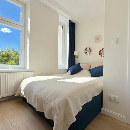 Seredino Navy Apartment- Modern Comfort In A Quiet Location, 5 Minutes To Old Town & Seaside Apartment *